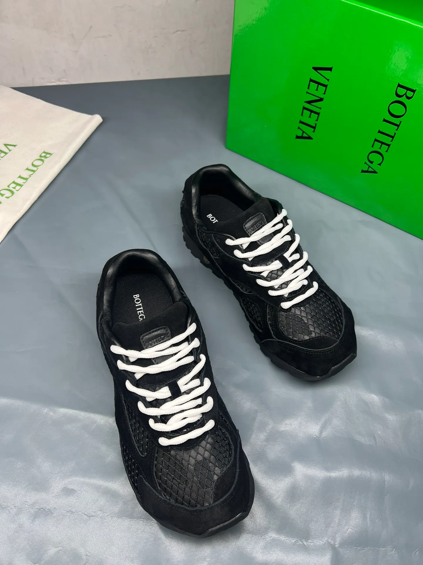 👟👟Ex-factory price 600👟👟 Men's size +10 Real photos 🔥🔥BV Orbit sneakers Wang Yibo's same style couple's dad shoes Runner sneakers, made of lightweight technical mesh fabric. Matched with geometric pattern designed rubber outsole, Wang Zha series high version. Look for the package technology. It is actually a lot taller, but the legs are still slim. Very nice, playable and durable. Matched to the standard💯 Package shoe technology. Look for the high version. The outsole is made of color-blocked TPU outsole. Women's model 35 36 37 38 39 40 41 42 (40 41 42 43 44 45 customized) (Customer logo can be accepted without refund or exchange at a favorable price) Equipped with original packaging